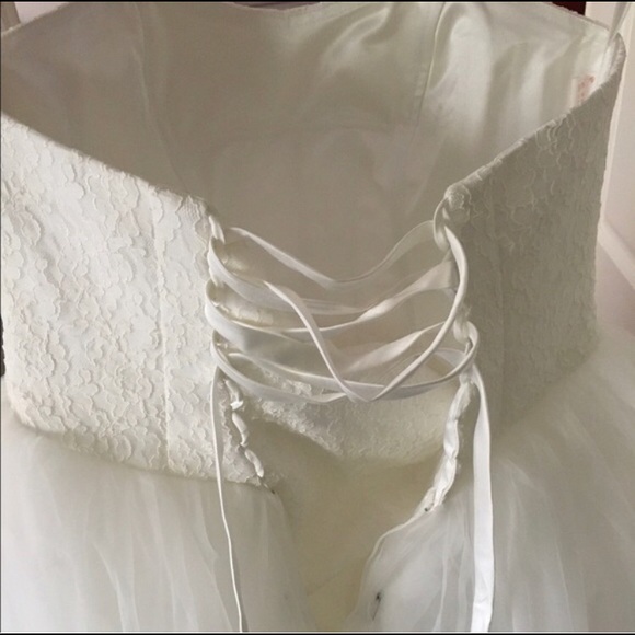 White wedding gown - Picture 4 of 4